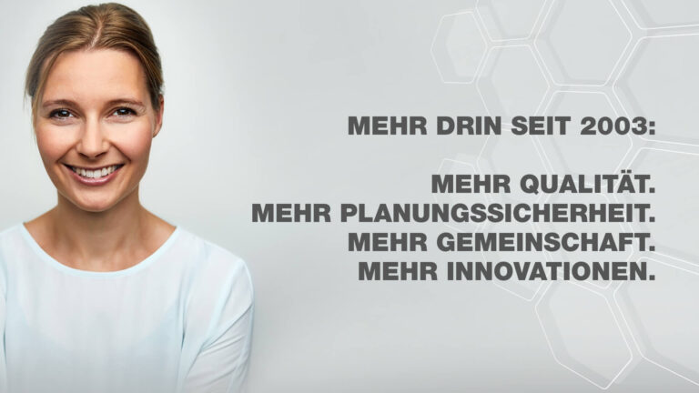 Zufriedene Kundin. Text: Mehr drin seit 2003. Mehr Qualität. Mehr Planungssicherheit. Mehr Gemeinschaft. Mehr Innovationen.